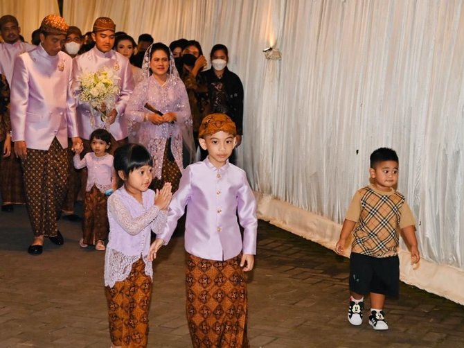 Cucu Cucu Jokowi Curi Perhatian Di Nikahan Kaesang Ini Momen Lucu Jan