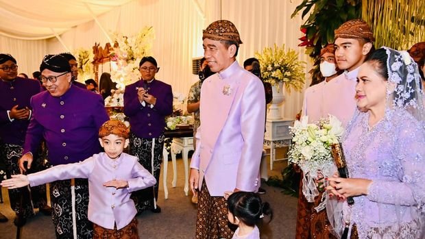 cucu cucu jokowi curi perhatian di pernikahan kaesang intip momen lucu jan ethes dan sepupu