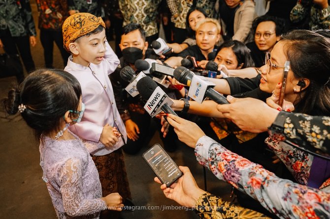 cucu cucu jokowi curi perhatian di pernikahan kaesang intip momen lucu jan ethes dan sepupu