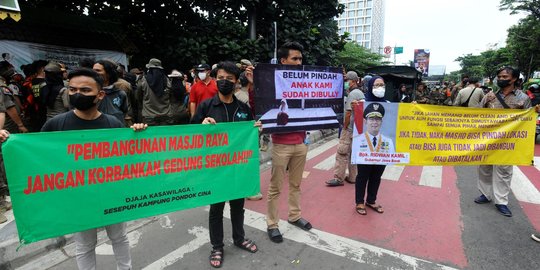 Protes Penggusuran Sekolah, Relawan dan Wali Murid Bertahan di SDN Pondok Cina 1