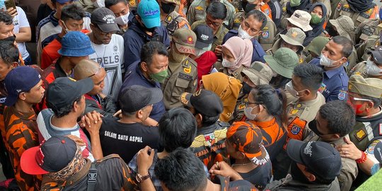 Isak Tangis dan Pekik Doa Iringi Ketegangan Pengosongan SDN Pondokcina 1