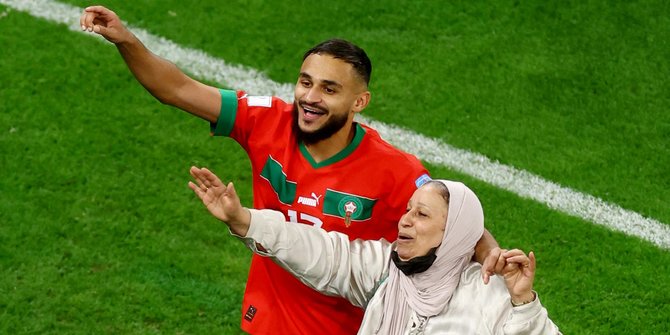 Gelandang Maroko Boufal Ajak Sang Ibu Rayakan Kemenangan di Lapangan