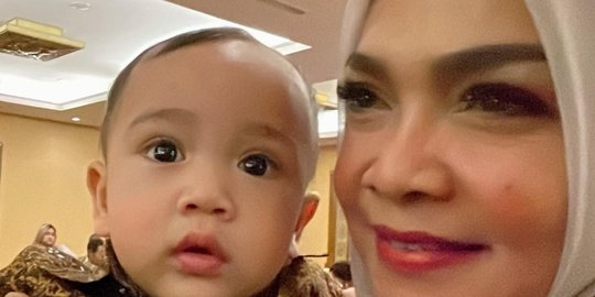 Potret Lucu Rayyanza Anak Raffi Ahmad dan Nagita Pakai Batik, Ganteng Banget!
