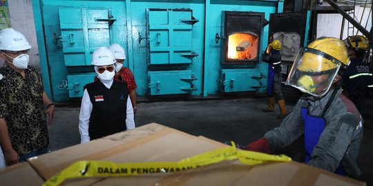 Penampakan Ratusan Obat Sirop Berbahaya Dibakar PT Ciubros Farma