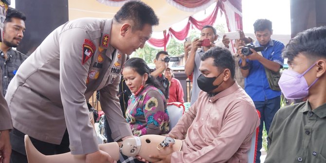 Aksi Kapolda Riau Pasangkan Kaki Palsu ke Penyandang Disabilitas Bikin Haru