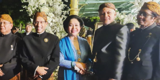 Momen Manis Kebersamaan Prabowo & Titiek Soeharto, Sang Putra Tersenyum Bahagia