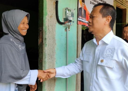 warga jateng terima program bantuan pasang baru listrik