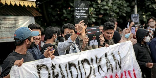 Aksi Mahasiswa dari Berbagai Kampus Demo Tolak Penggusuran SDN Pondok Cina 1