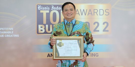 Direktur Utama PT PNM Sabet TOP CEO Bisnis Indonesia Awards 2022