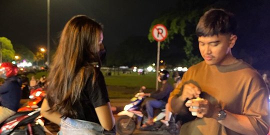 Potret Pengantin Baru Kaesang & Erina Gudono Jajan di Kaki Lima, Beli Sosis Bakar