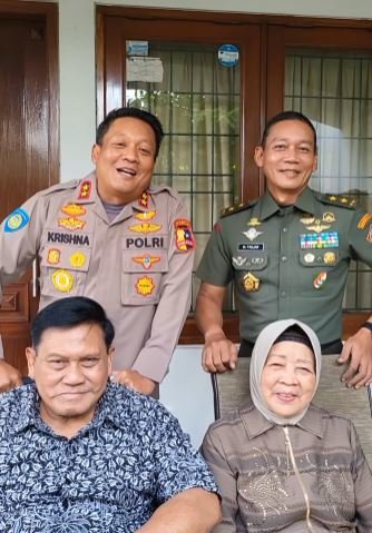 jenderal tni dan polri ini berkumpul rayakan ulang tahun ibunda tercinta ke 76 tahun