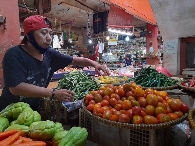 wahyudin pedagang sayur mayur di pasar serpong