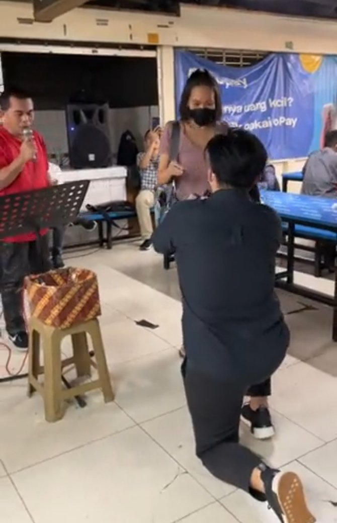 momen pria lamar kekasih di pujasera aksinya viral