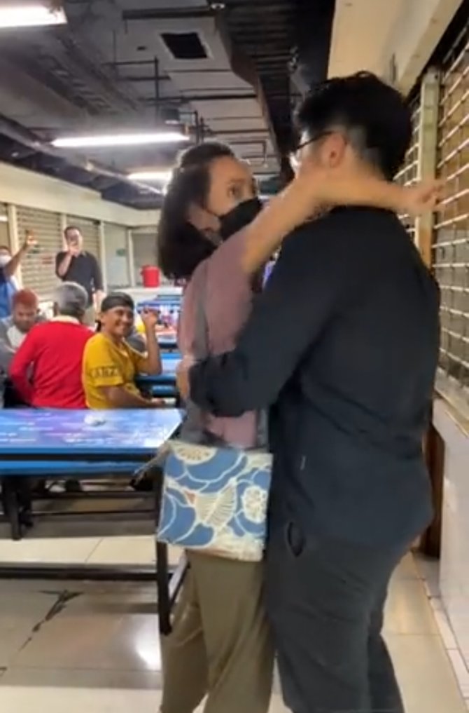 momen pria lamar kekasih di pujasera aksinya viral