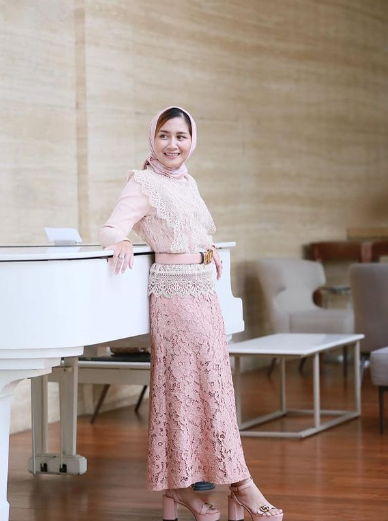 intip potret cantik dine mutiara aziz kekasih baru sahrul gunawan
