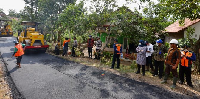 Bupati Ipuk Cek Pembangunan Jalan di Pesanggaran: 7,9 KM Dibeton, 6,2 KM Diaspal