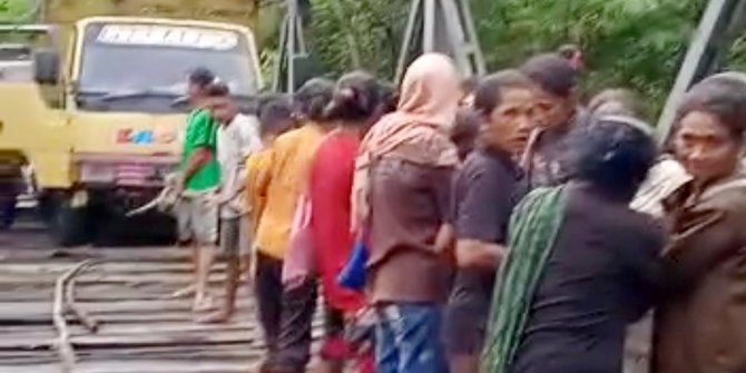 Viral Aksi Emak-Emak NTT Tarik Truk Sangkut di Jembatan Rusak