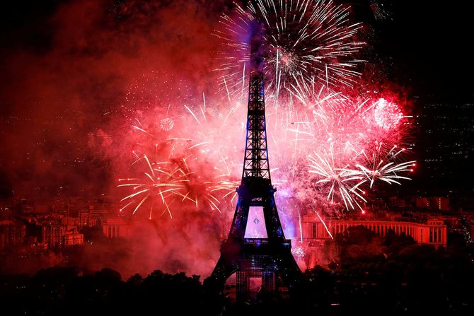 menara eiffel di hari bastille