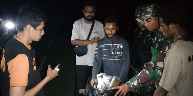 Satgas Pamtas Ciduk 2 Pria Bawa 1 Kg Ganja saat Melintas di Perbatasan Papua Nugini