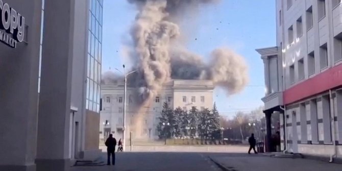 Serangan Udara Rusia Hantam Gedung Administrasi Negara Regional Kherson di Ukraina