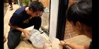 Detik-detik Baim Wong Tangkap Ular Kobra di Kantor Baru, Dimasukan ke Dalam Galon Air