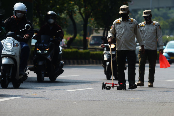 satpol pp bersihkan jalanan dari ranjau paku