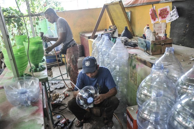 bank sampah sulap limbah galon jadi pot bernilai ekonomis