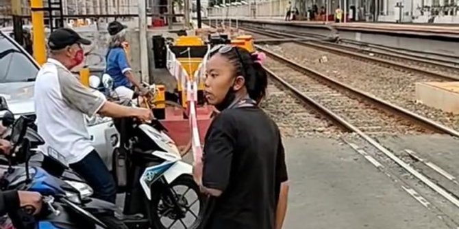Aksi Wanita Penjaga Perlintasan Kereta Ini Banjir Pujian, Marahi Pengendara 'Ngeyel'