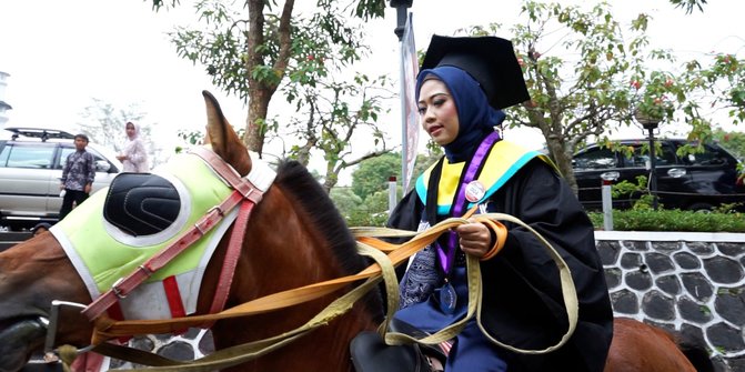 Unik! Nur Avia Aminia Datang ke Lokasi Wisuda Naik Kuda