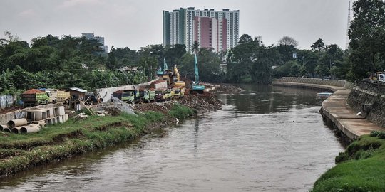 CEK FAKTA:Hoaks Foto Bandingkan Kali Ciliwung Sebelum & Sesudah Heru jadi Pj Gubernur