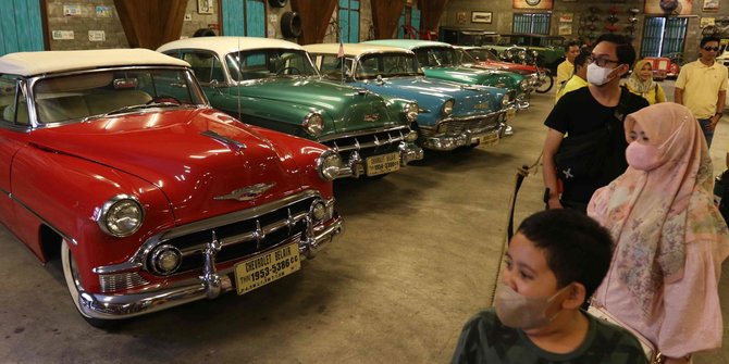 Melihat Koleksi Kendaraan Antik di Museum Angkut
