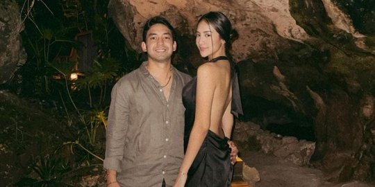 Dinner Romantis Bareng Pacar, Anya Geraldine Tampil Hot Pakai Dress Backless Hitam