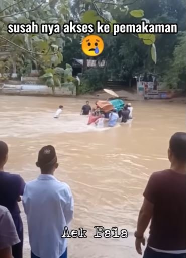 tak ada jembatan warga gotong jenazah ke pemakaman sampai terjun ke sungai