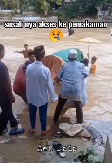 tak ada jembatan warga gotong jenazah ke pemakaman sampai terjun ke sungai