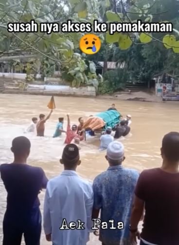 tak ada jembatan warga gotong jenazah ke pemakaman sampai terjun ke sungai