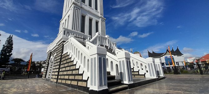 potret jam gadang