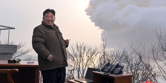 Tawa Lepas Kim Jong-un Pantau Uji Coba Mesin Pendorong untuk Kembangkan Rudal