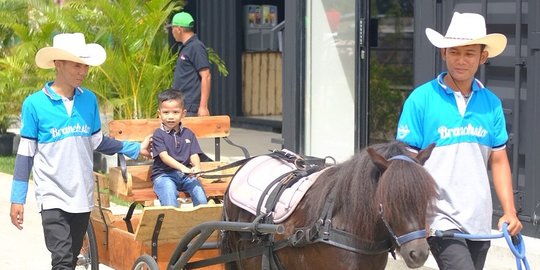 Libur Sekolah, Serunya Rekreasi sambil Naik Kuda Poni di Pinggiran Tangerang