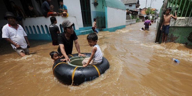 Cilandak Timur Banjir, Belasan Kepala Keluarga Dievakuasi