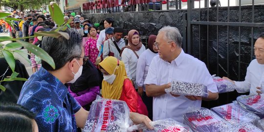 Bank Fama Menyokong Program OJK Jumat Berkah, Bagikan Ratusan Paket Makanan