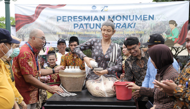 patung peracik jamu pasar ngasem