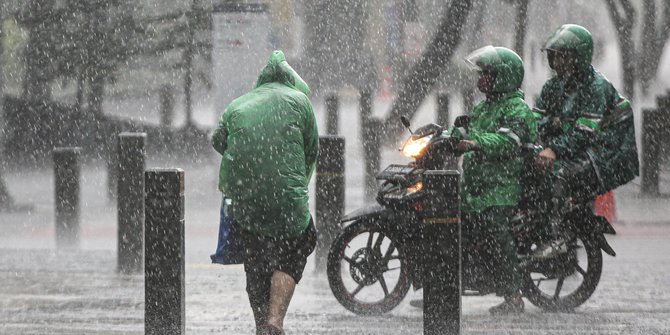 Info Buat Warga Jakarta, Wilayah Selatan dan Timur Bakal Hujan Petir Hari Ini