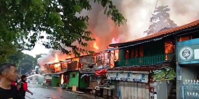 Kawasan Rumah Padat Penduduk di Manggarai Terbakar, 4 Unit Damkar Dikerahkan