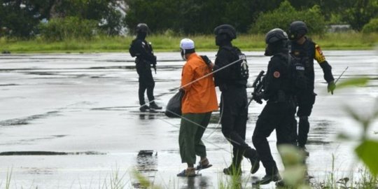 Densus 88 Tangkap Terduga Teroris di Tebing Tinggi, Panah hingga Pedang Disita