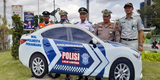 Mobil Polisi Palsu Standby 24 Jam di Simpang Bandara Pekanbaru, Untuk Apa?