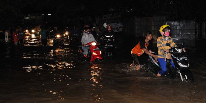 Banjir Bandang Disertai Lumpur Menerjang Desa Di Sumedang, Ratusan ...