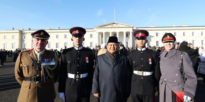Momen Taruna TNI Lulus dari Akademi Militer Inggris Dihadiri Prabowo, Gagah & Bangga