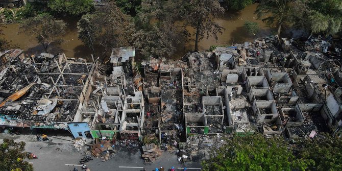 Yang Tersisa dari Puluhan Rumah Semi Permanen yang Terbakar di Manggarai