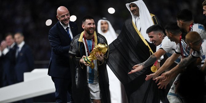 Messi Angkat Trofi Piala Dunia 2022