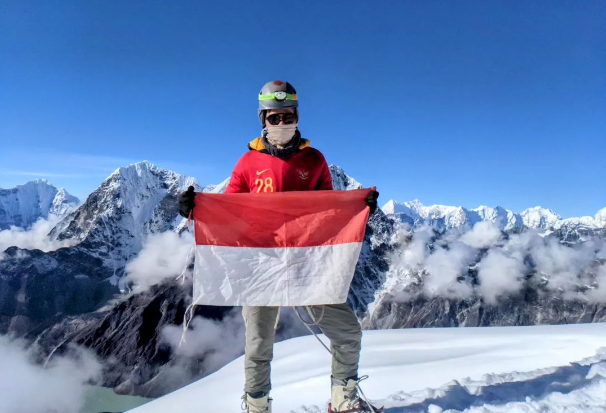 andika kusuma wardhana saat berfoto di puncak everest